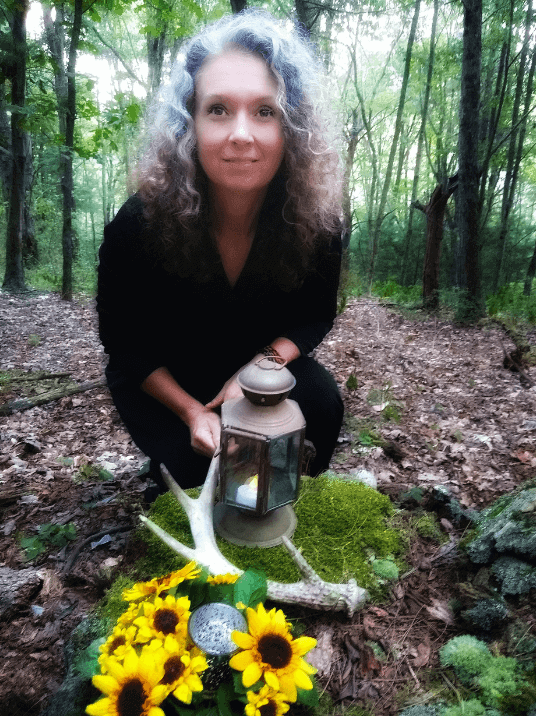 About us, Karen, Wise Woman of Ravynwood, healer, green witch, coach, shamanic practitioner, Reiki Master/Teacher.